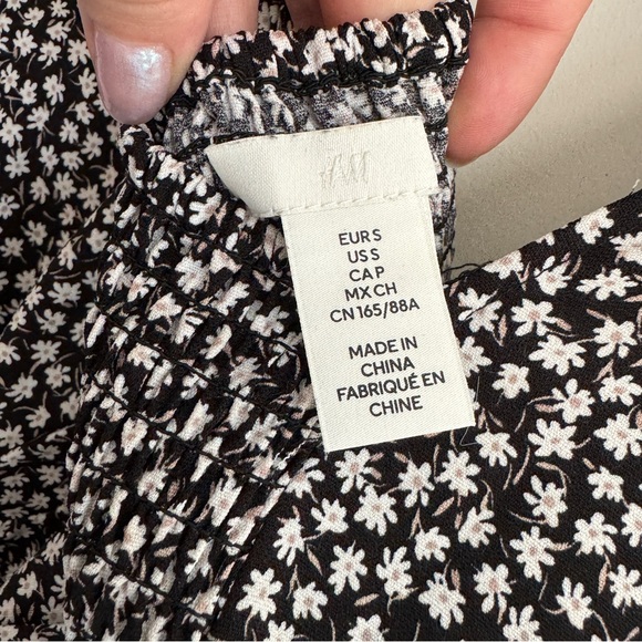 H&M Floral Cinched Top Perfect for Summer - Picture 4 of 4
